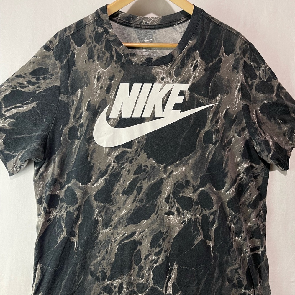 Nike Men’s Size XL All Over Print Graphic Logo T-shirt Short Sleeve Black Worn.